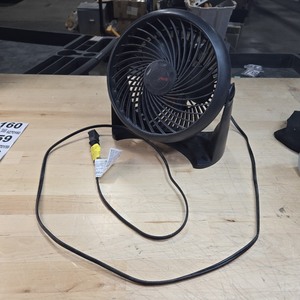 lot 6270158 image: Honeywell 10-inch Plug In Round Desktop Fan - Black