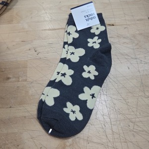 lot 6270163 image: 1 Pair Adult Womens Flower Print Two-Tone Socks