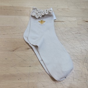 lot 6270167 image: 1 Pair Womens Lettuce Trim Bee Embroidered Solid Color Socks