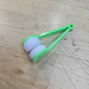 lot 6270187 image: 1 Pc Mini Multifunctional Squeezy Eyeglasses Cleaner