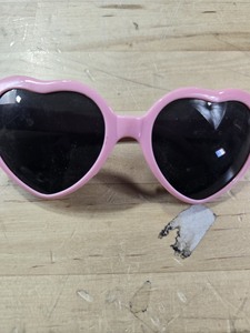lot 6270312 image: Heart Shaped Pink Sunglasses