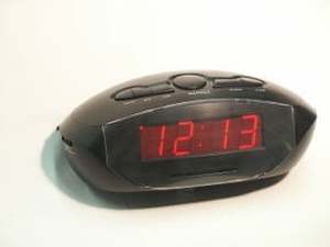 lot 6270410 image: 9 LED Alarm Clock Radio w 2 USB Plugs R-1634