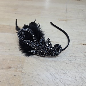 lot 6270448 image: BABEYOND 1920s Flapper Headband Accessories Roaring 20s Feather Hair Band Vintage Gatsby Party Accessories (Black)