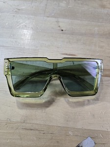 lot 6270508 image: Retro Green Square Framed Sunglasses