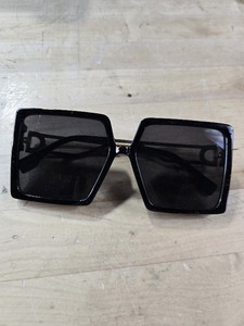 lot 6270509 image: Retro Black Square Framed Sunglasses