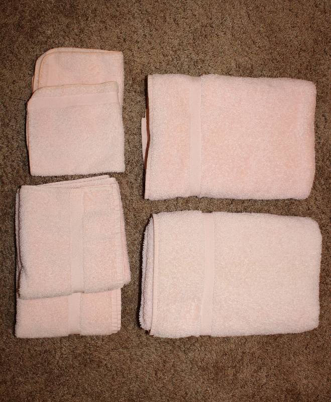 lot 7277 image: 6 Piece Bath Set- Bath Towels, Hand Towels, and Washcloths