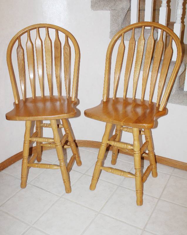 lot 7288 image: Set of two 24 Inch Oak Swivel Bar Stools