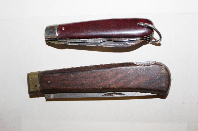 lot 7292 image: Lot of 2 Pocket Knives- Very Cool