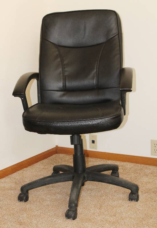 lot 7302 image: Adjustable Height Pneumatic Office Chair