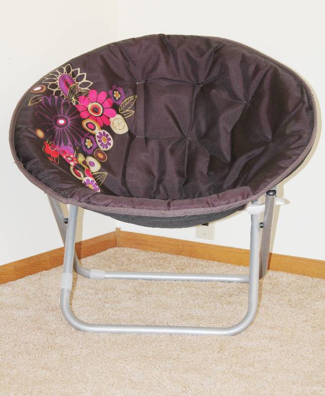 lot 7305 image: Round Plush Folding Chair w Floral Design- Cute