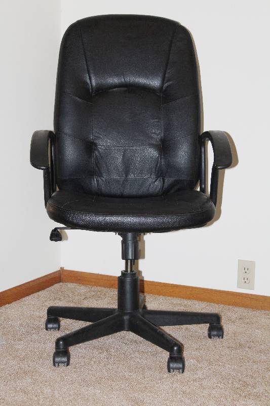 lot 7317 image: Adjustable Height Pneumatic Swivel Office Chair