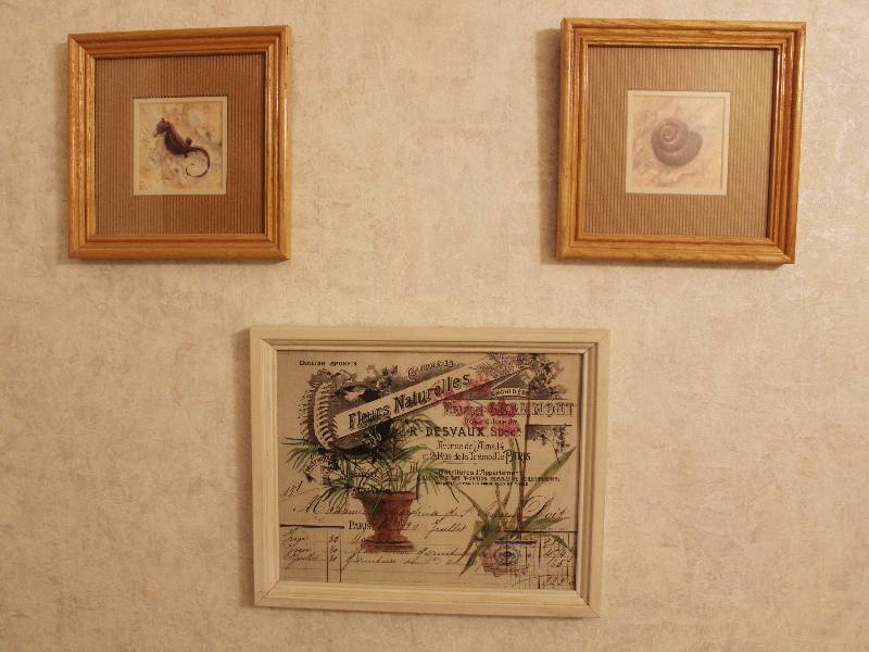 lot 7319 image: Lot of 4 Small Pictures- Very Pretty