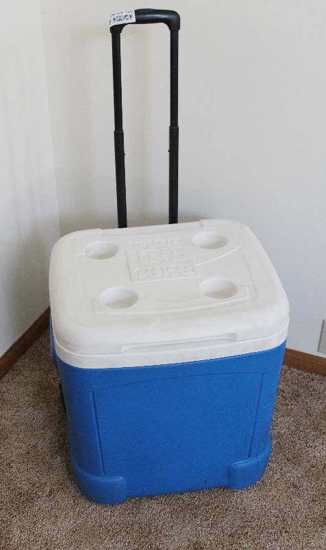 lot 7345 image: Igloo Ice Cube Rolling Cooler w Retractable Handle- Nice
