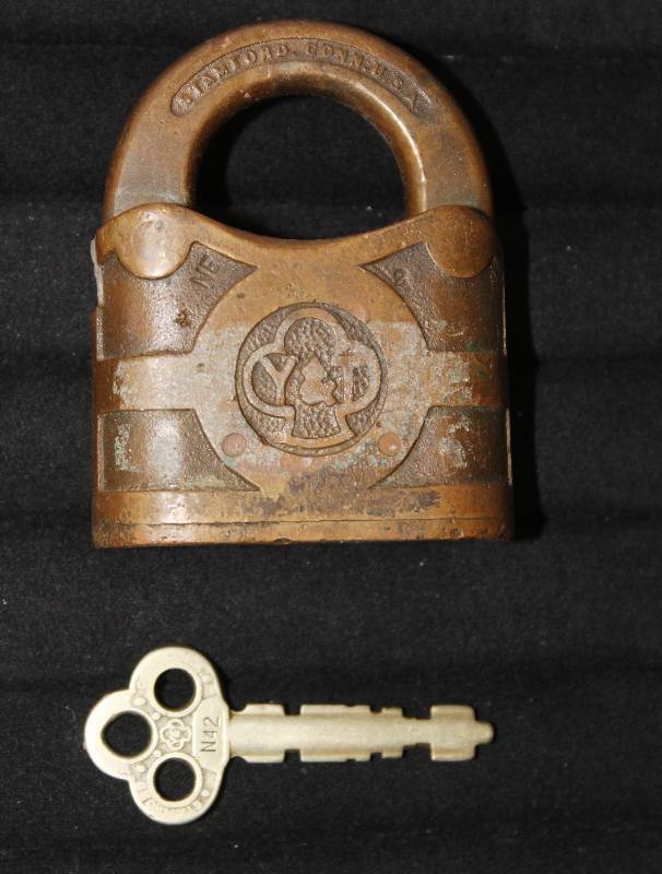 lot 7387 image: Yale Padlock w Key- Very Cool Looking