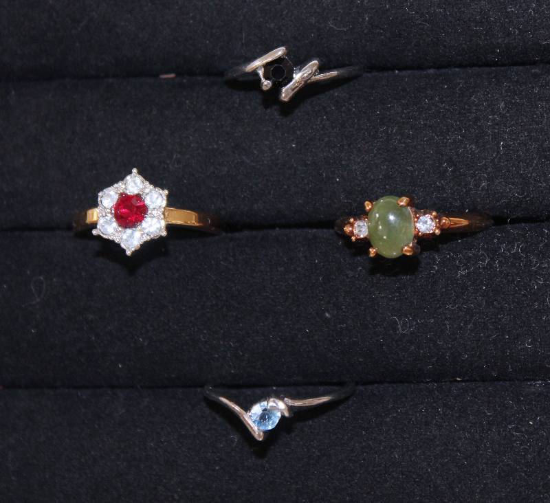 lot 7388 image: Lot of 4 Womens Rings- Various Colors and Styles- Neat