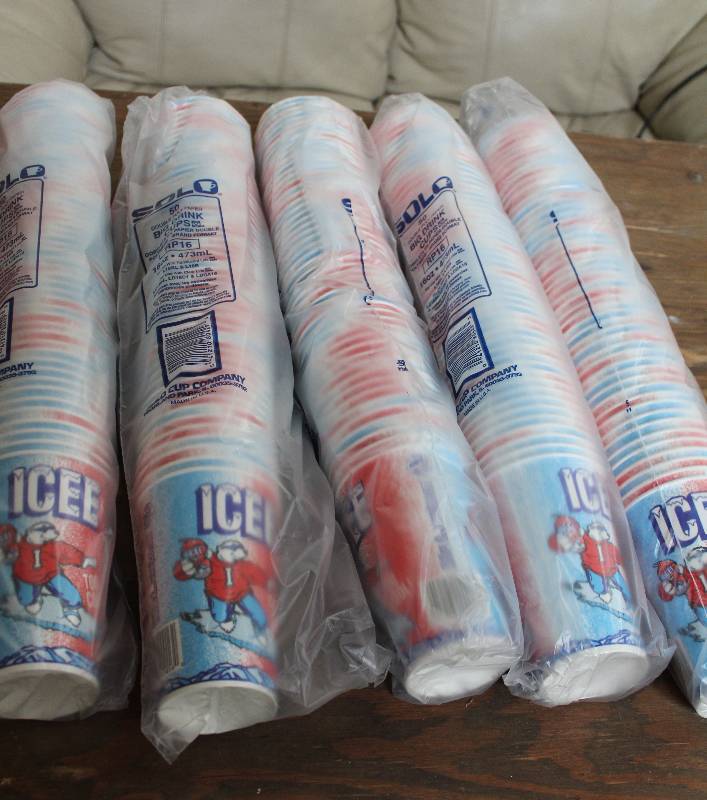 lot 7420 image: 5 Sleeves of 16 oz Solo Drink Cups- 50 Cups in Each Sleeve