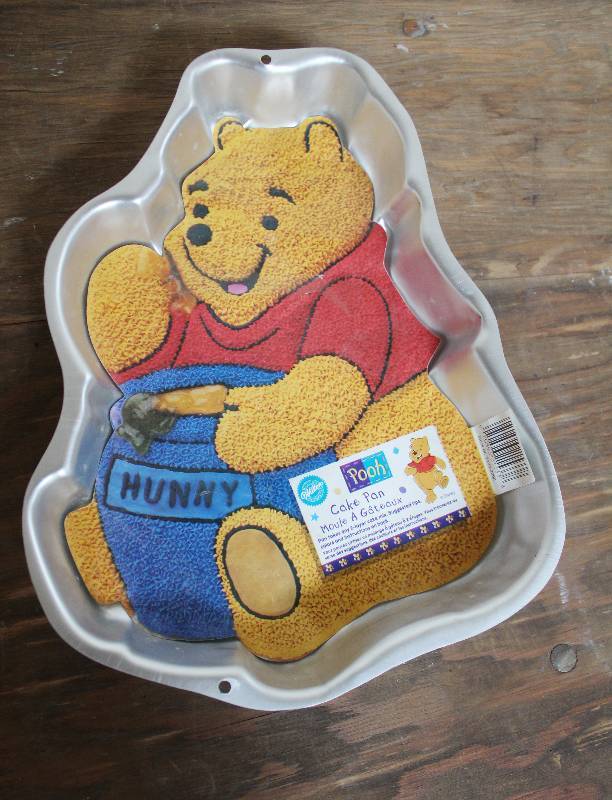 lot 7424 image: Winnie the Pooh Cake Pan- So Cute