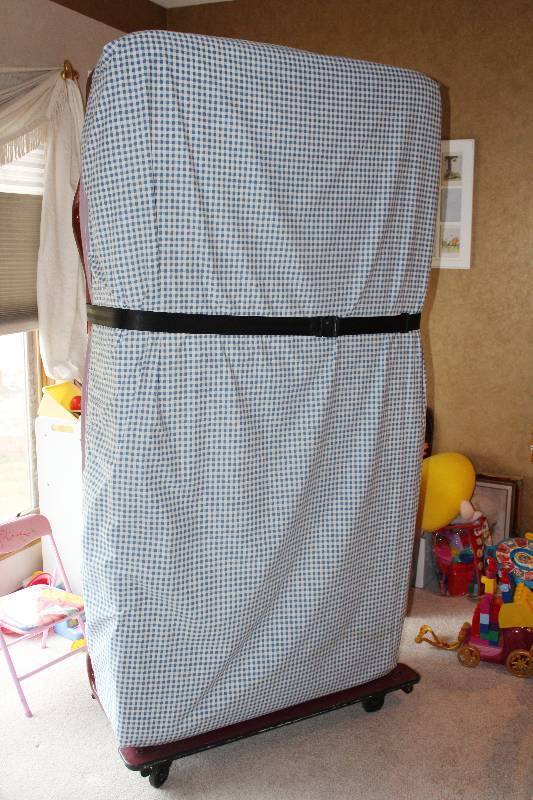 lot 7433 image: Twin Size Stand Up Roll Away Bed