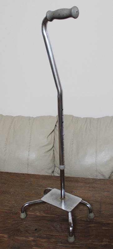lot 7448 image: 10 Position Adjustable Stand Up Walking StickCane