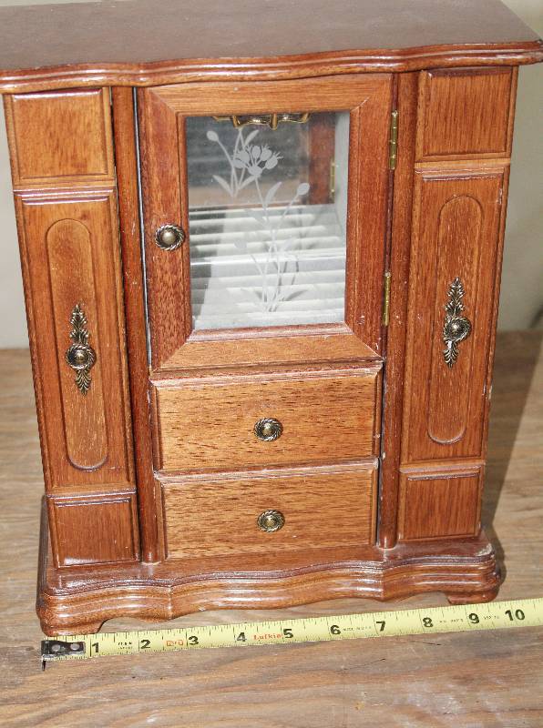 lot 7452 image: Small Wooden Jewelry Box- So Pretty