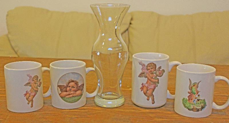 lot 7527 image: 4 Coffee Mugs and 1 Glass Vase- So Pretty