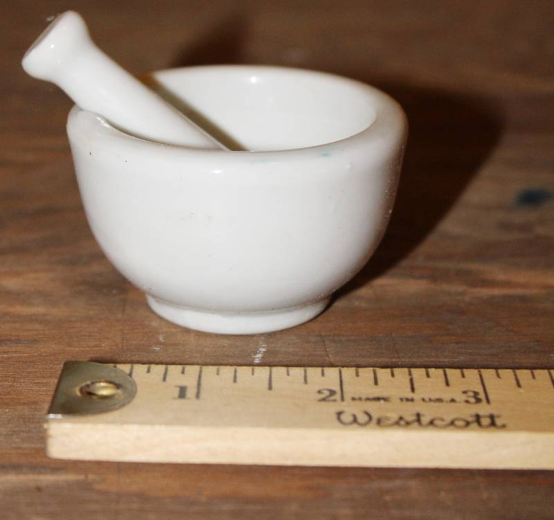 lot 7542 image: Small Mortar and Pestle Set