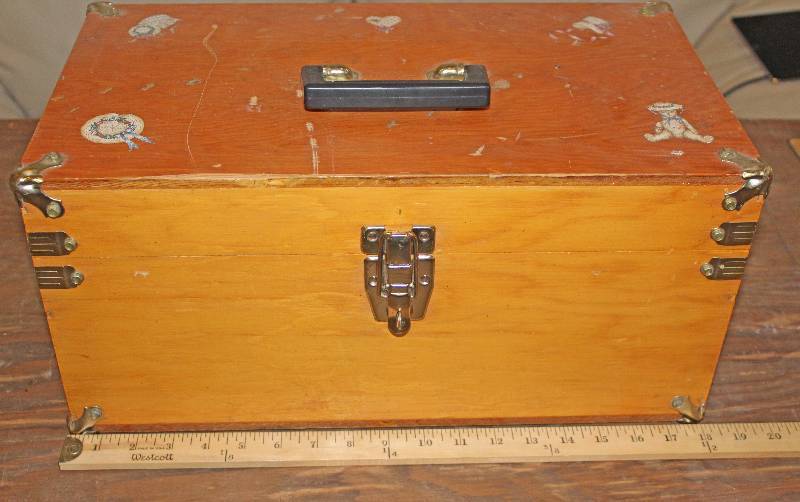 lot 7550 image: Plywood Box w Handle- Very Cool
