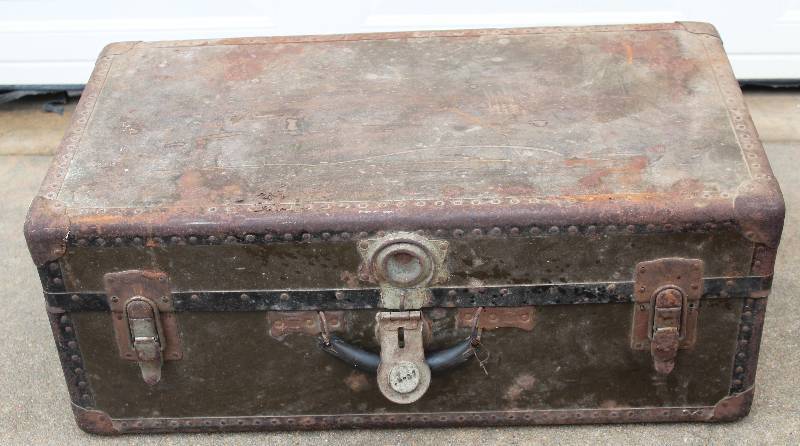 lot 7552 image: Vintage Old Trunk- 30 x 16 x 12- VERY Neat