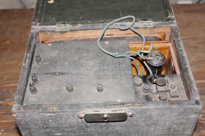 lot 7571 image: Vintage Field RadioPhone- How Neat