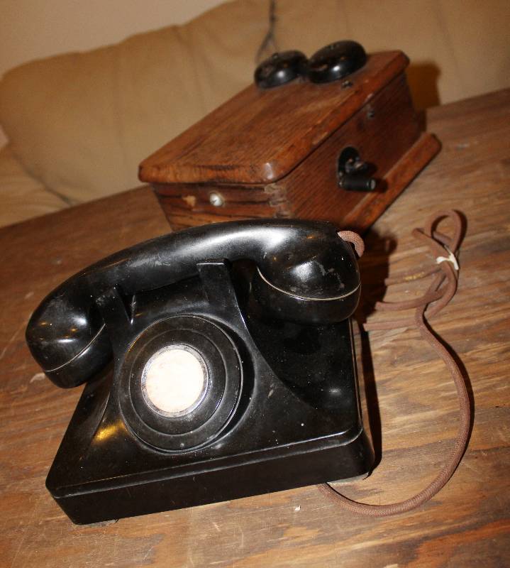 lot 7575 image: Old Desk Phone w Separate Crank- So Cool