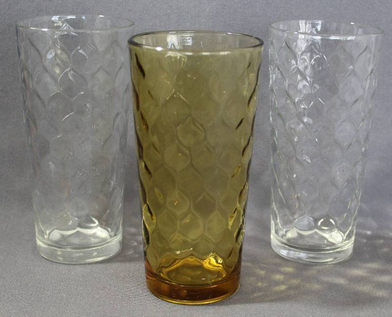 lot 9756 image: Set of 3 Anchor Hocking Glass Tumblers with Honeycomb Pattern.
