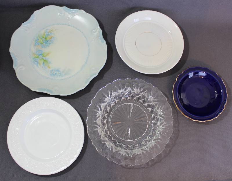 lot 9765 image: Set of Five Vintage Serving Plates & Dishes.