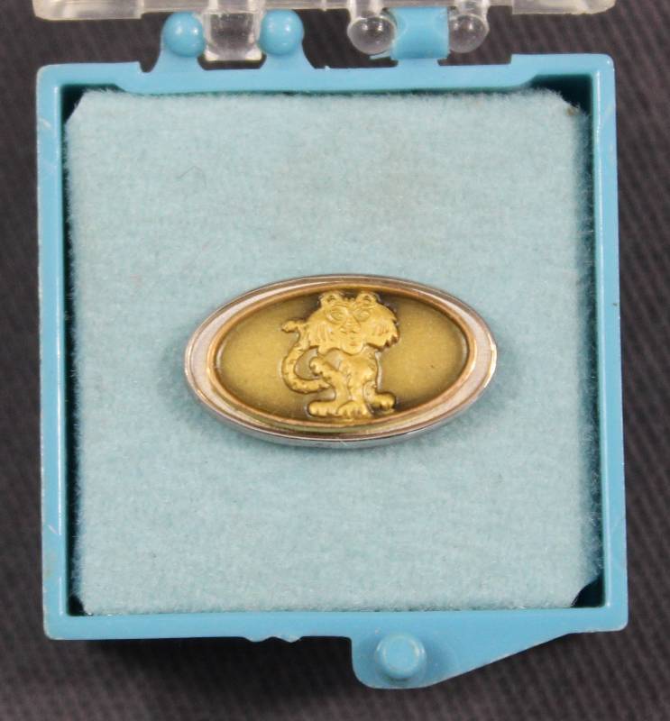 lot 4169 image: Beautiful 110 10K Gold Lapel Pin with Lion Detail.