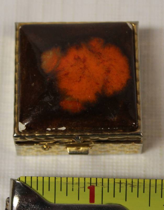 lot 9573 image: 1.5 Gold Tone & Ceramic Pill Box Case.