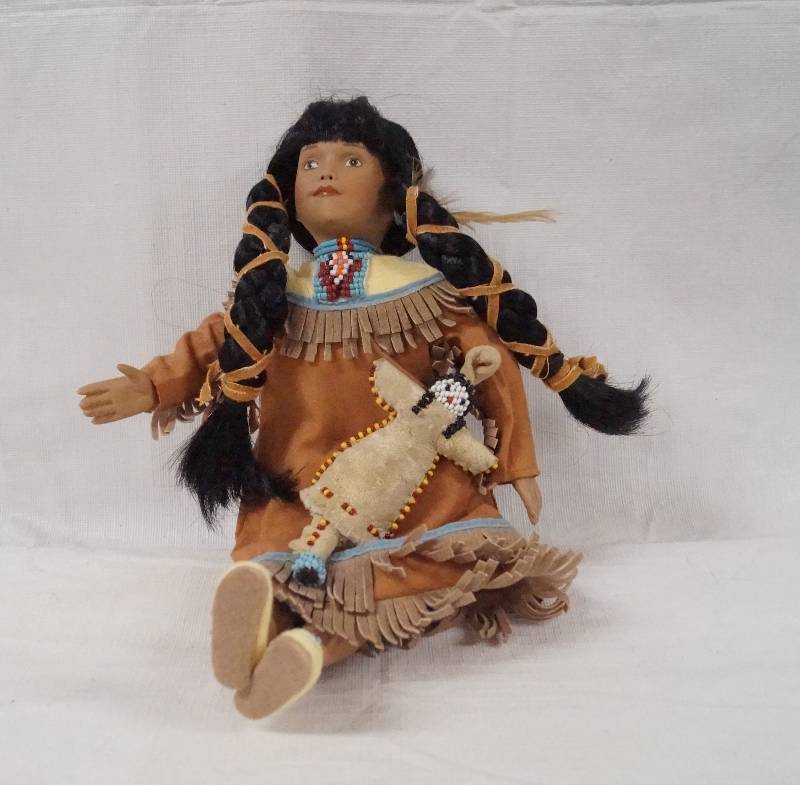lot 6106 image: Beautiful, Detailed Native American Doll - No S956 - Nice Beaded Costume and Accessory - Pretty