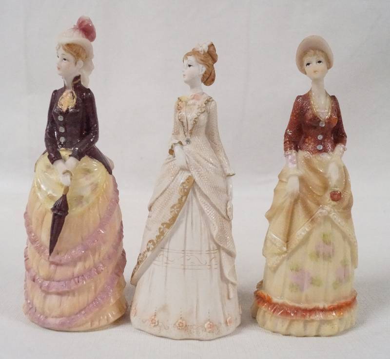 lot 6138 image: Lot of 3 Pretty Porcelain Colonial Lady Figurines - Collectible