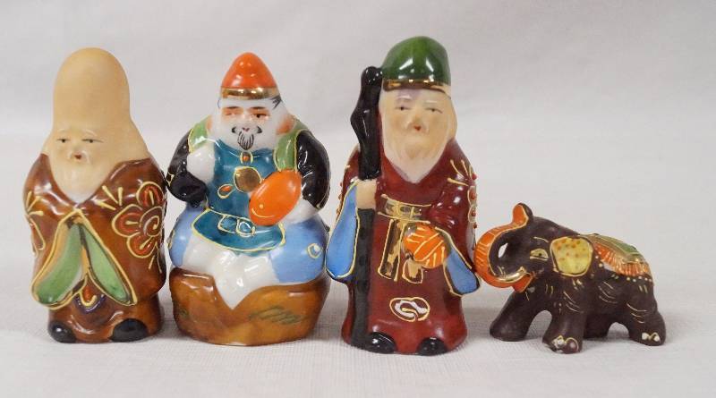lot 6142 image: Set of 4 Vintage Chinese Figurines - Moriage - w markings on bottom - WOW