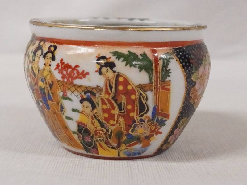 lot 6152 image: Asian Decor - Beautiful Dish - Made in China w Chinese writing on bottom - Collectible