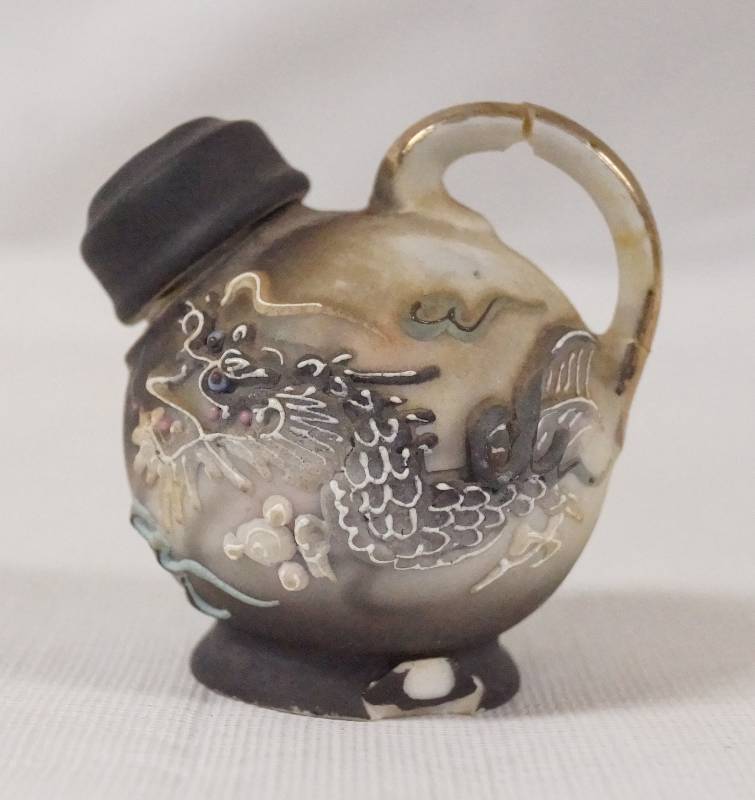 lot 6155 image: Vintage Salt or Pepper Shaker - Dragon Ware Porcelain - JAPAN