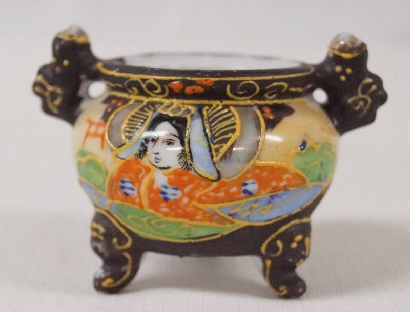 lot 6168 image: Tiny 3 - footed vase - Made in JAPAN -  Moirage Style