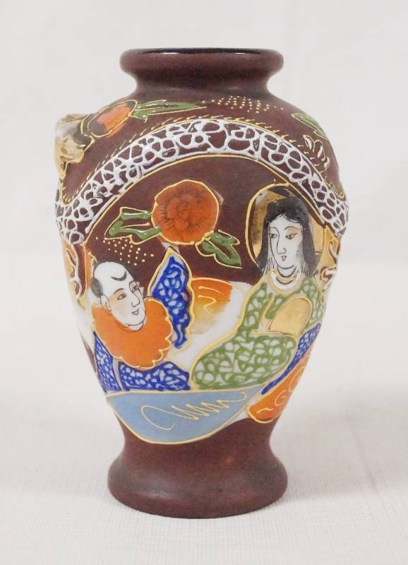 lot 6170 image: Small Moriage Style Made in Japan Vase
