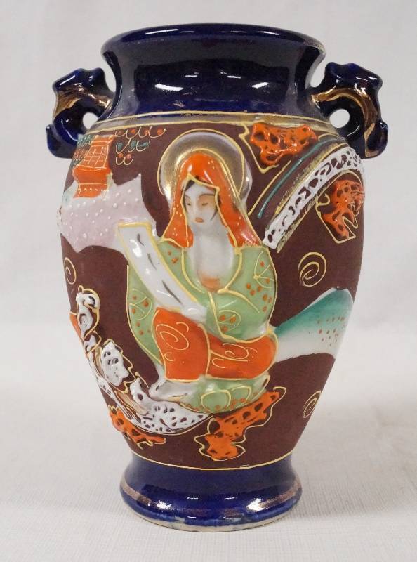 lot 6178 image: Beautiful Vase - MADE IN JAPAN - Moriage Gilded Style - Very Pretty Approx 6.5 tall