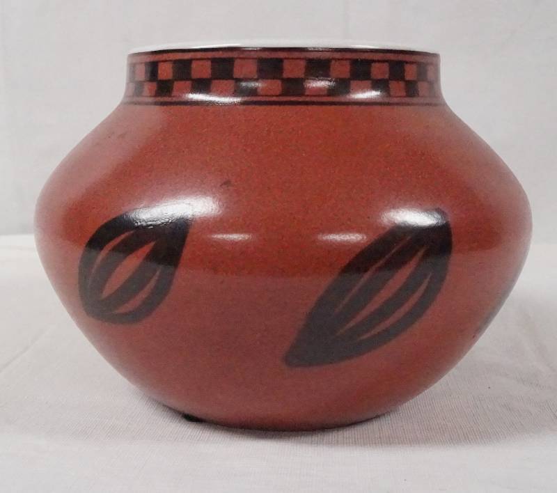 lot 6196 image: Beautiful Pottery Bowl w Neat Design