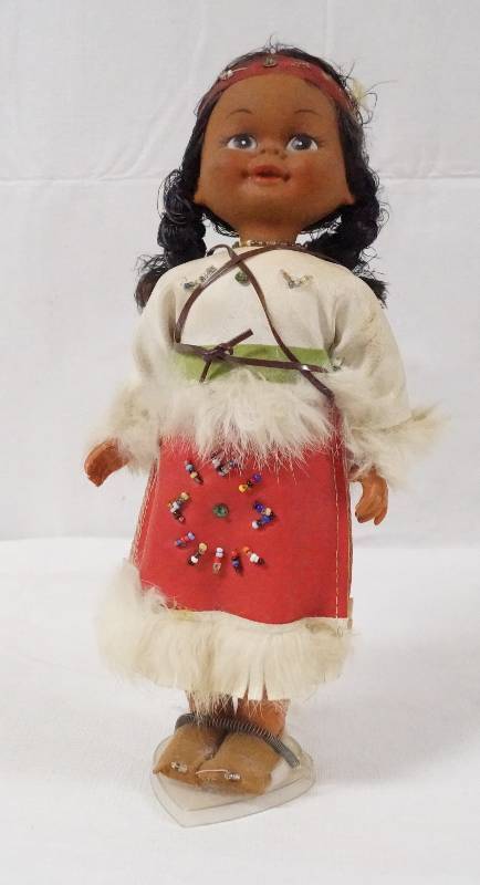 lot 6213 image: Native American Doll and 2 Babies w Stand- Very Pretty- High Quality