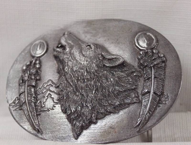 lot 6232 image: Howling Wolf w Feathers Belt Buckle- 1993 Siskiyou Buckle Co.- No. O-8