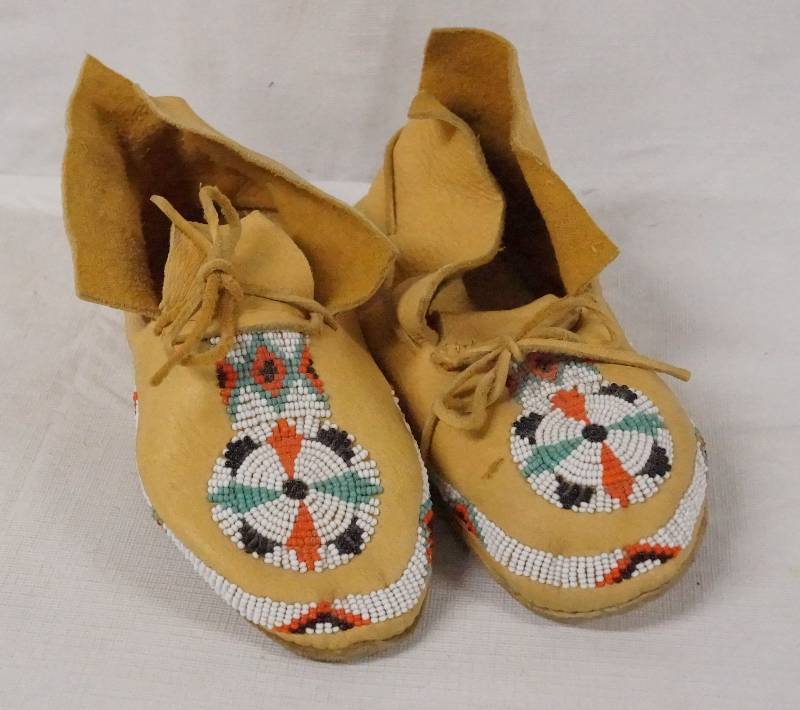 lot 6268 image: Native American Childs Moccasins - All Leather - Beautiful Bead-Work - Great Condition