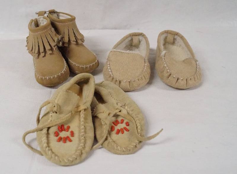 lot 6269 image: Lot of 3 pairs of Baby Moccasins - See Pics for Sizes