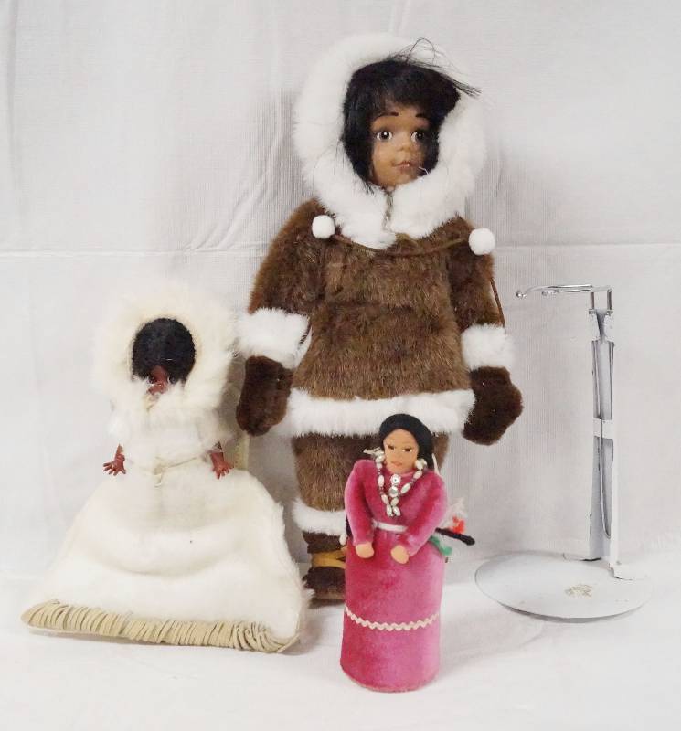 lot 6271 image: Lot of Native American Indian and Eskimo Dolls