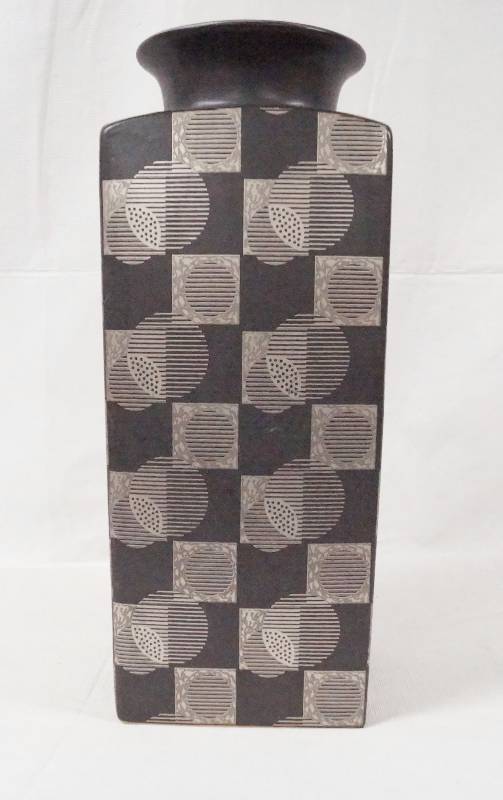 lot 6286 image: Beautiful Vase  - Neat Home Decor - 13 tall