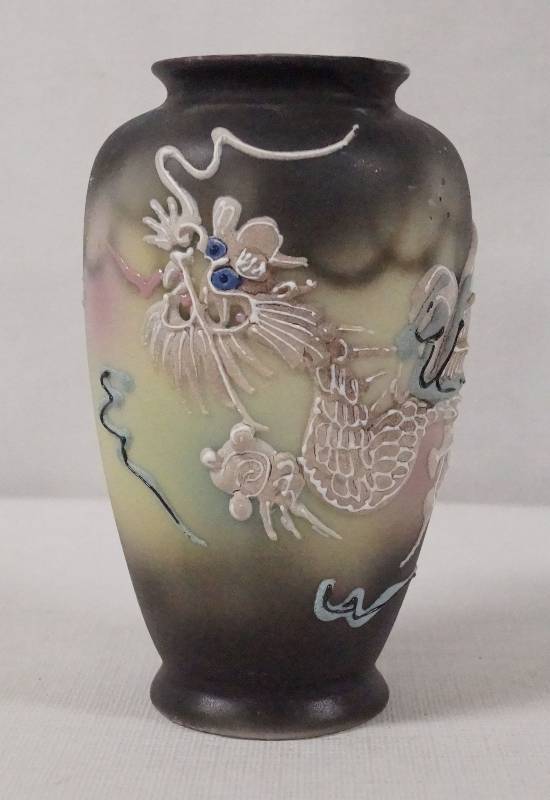 lot 6314 image: Dragonware - Vase - Moriage  - Nice Black Ceramic - BEAUTIFUL - see pics for markings on bottom of vase